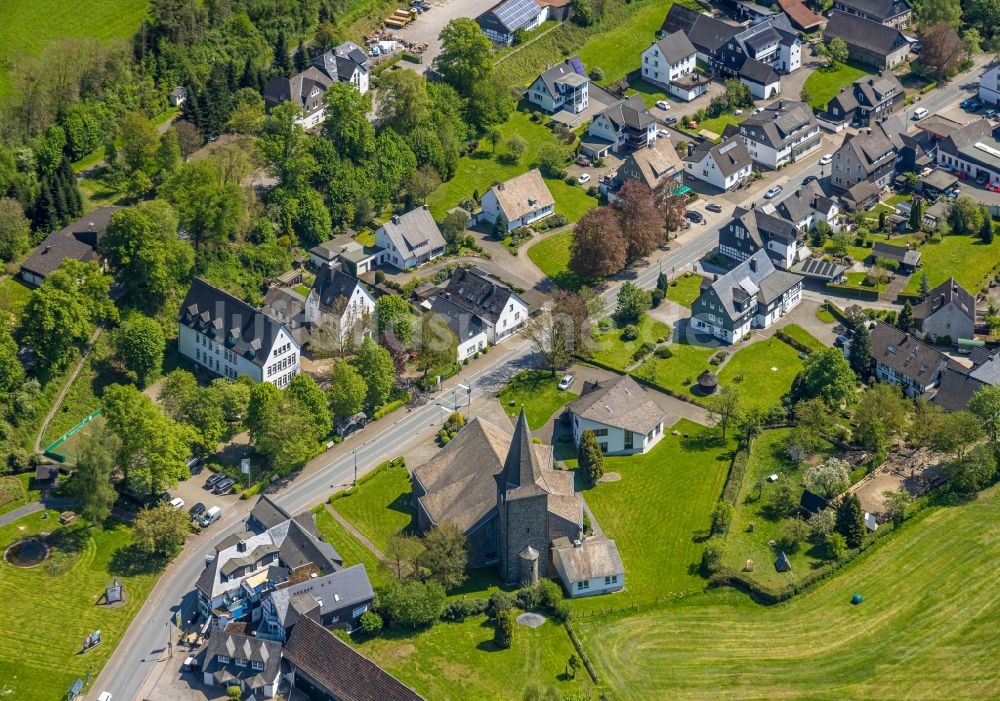 Wenholthausen aus der Vogelperspektive: Ortsansicht am Rande von landwirtschaftlichen Feldern in Wenholthausen im Bundesland Nordrhein-Westfalen, Deutschland