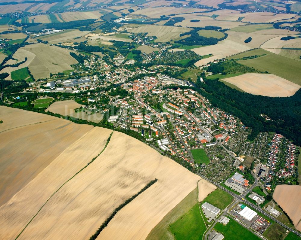 Luftaufnahme Wernsdorf - Ortsansicht am Rande von landwirtschaftlichen Feldern in Wernsdorf im Bundesland Sachsen, Deutschland