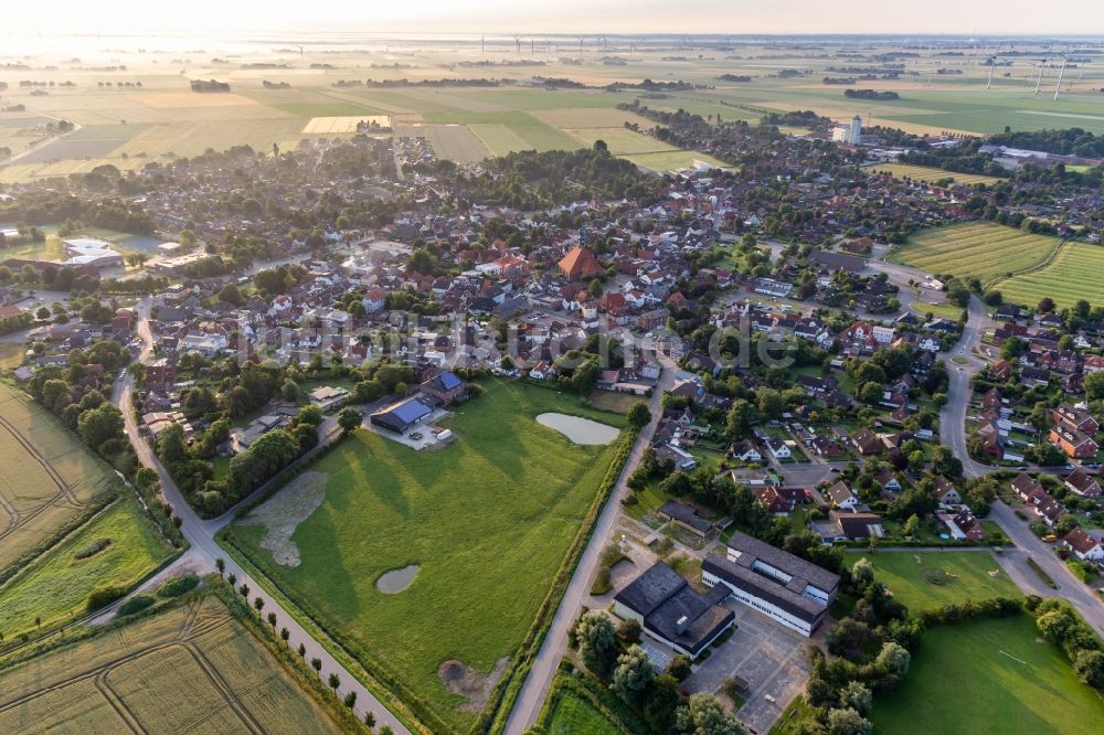 Wesselburen aus der Vogelperspektive: Ortsansicht am Rande von landwirtschaftlichen Feldern in Wesselburen im Bundesland Schleswig-Holstein, Deutschland