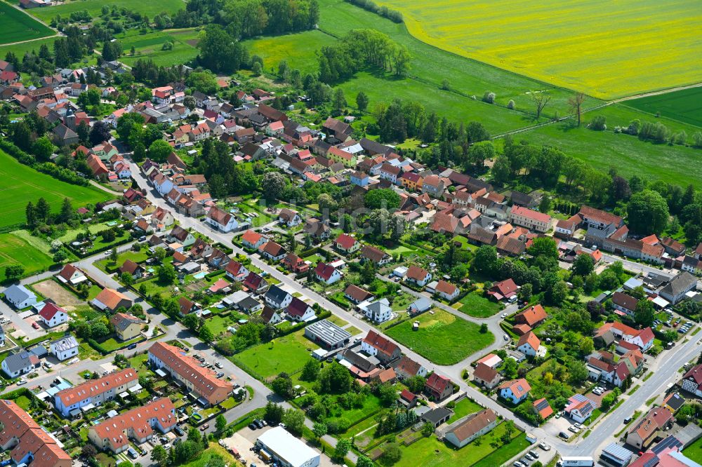 Luftaufnahme Westhausen - Ortsansicht am Rande von landwirtschaftlichen Feldern in Westhausen im Bundesland Thüringen, Deutschland