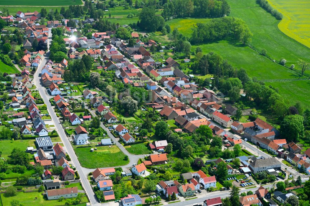 Westhausen aus der Vogelperspektive: Ortsansicht am Rande von landwirtschaftlichen Feldern in Westhausen im Bundesland Thüringen, Deutschland