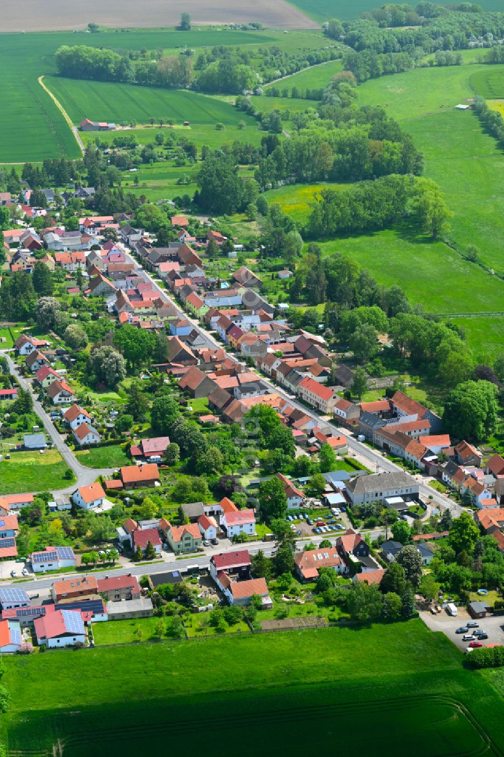 Luftbild Westhausen - Ortsansicht am Rande von landwirtschaftlichen Feldern in Westhausen im Bundesland Thüringen, Deutschland