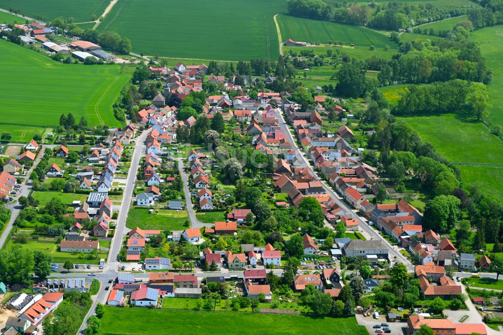 Luftaufnahme Westhausen - Ortsansicht am Rande von landwirtschaftlichen Feldern in Westhausen im Bundesland Thüringen, Deutschland