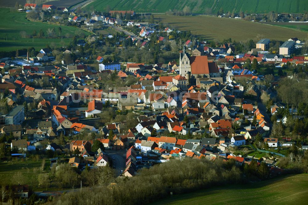 Luftaufnahme Wettin-Löbejün - Ortsansicht am Rande von landwirtschaftlichen Feldern in Wettin-Löbejün im Bundesland Sachsen-Anhalt, Deutschland