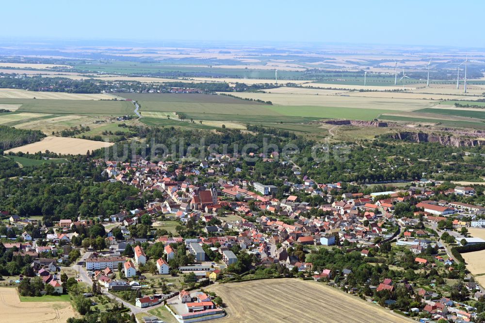 Luftaufnahme Wettin-Löbejün - Ortsansicht am Rande von landwirtschaftlichen Feldern in Wettin-Löbejün im Bundesland Sachsen-Anhalt, Deutschland