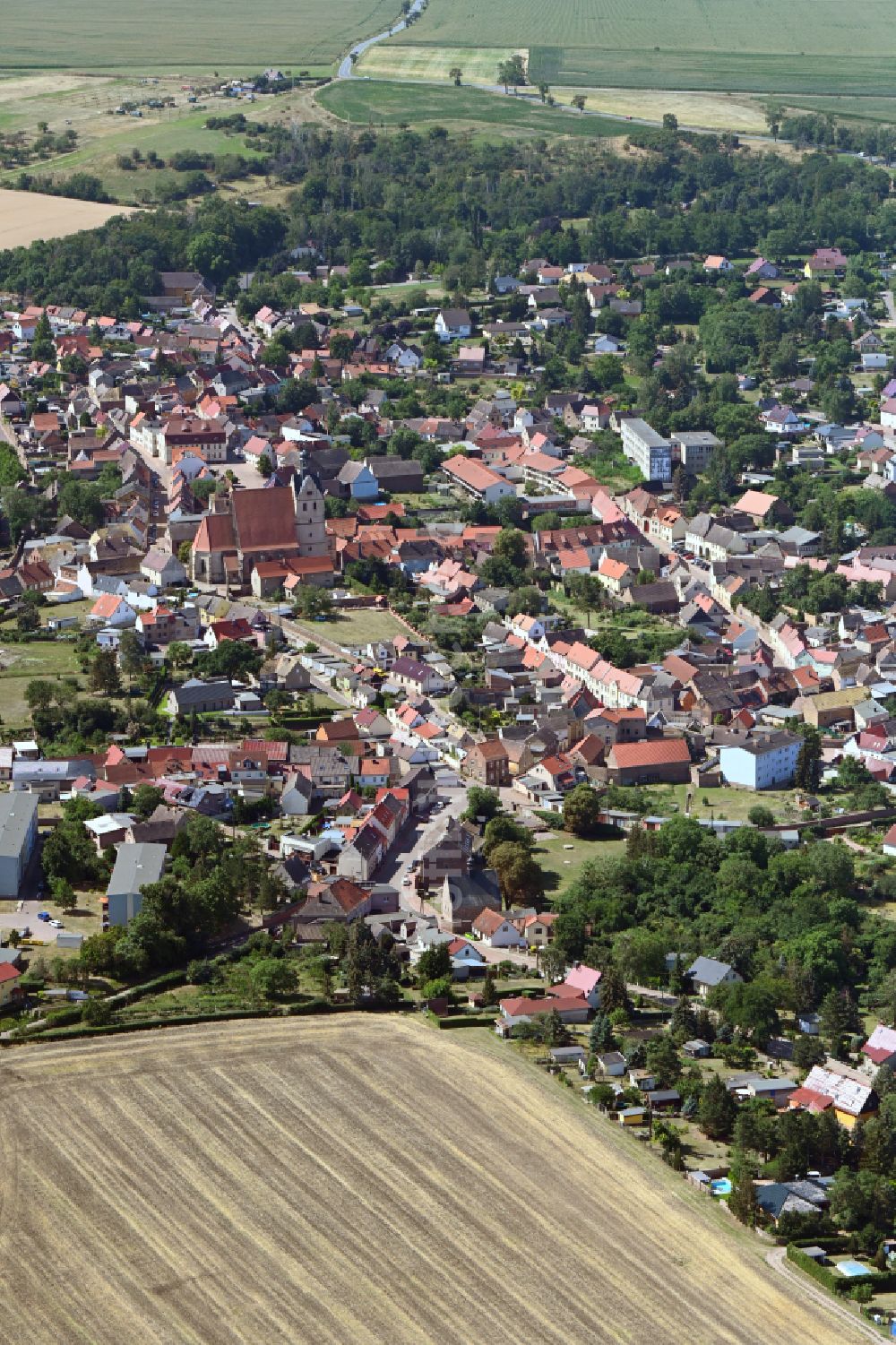 Luftbild Wettin-Löbejün - Ortsansicht am Rande von landwirtschaftlichen Feldern in Wettin-Löbejün im Bundesland Sachsen-Anhalt, Deutschland