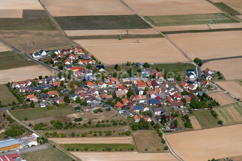 Wiebelbach aus der Vogelperspektive: Ortsansicht am Rande von landwirtschaftlichen Feldern in Wiebelbach im Bundesland Bayern, Deutschland