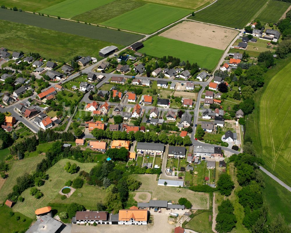 Wiedelah von oben - Ortsansicht am Rande von landwirtschaftlichen Feldern in Wiedelah im Bundesland Niedersachsen, Deutschland