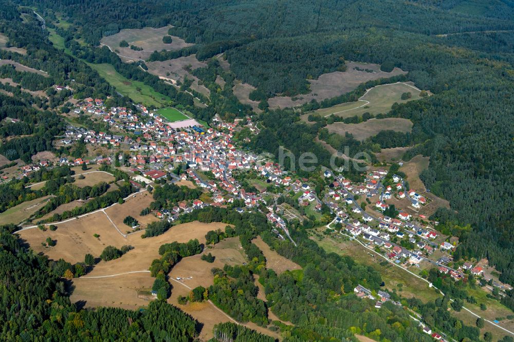 Wiesthal aus der Vogelperspektive: Ortsansicht am Rande von landwirtschaftlichen Feldern in Wiesthal im Bundesland Bayern, Deutschland