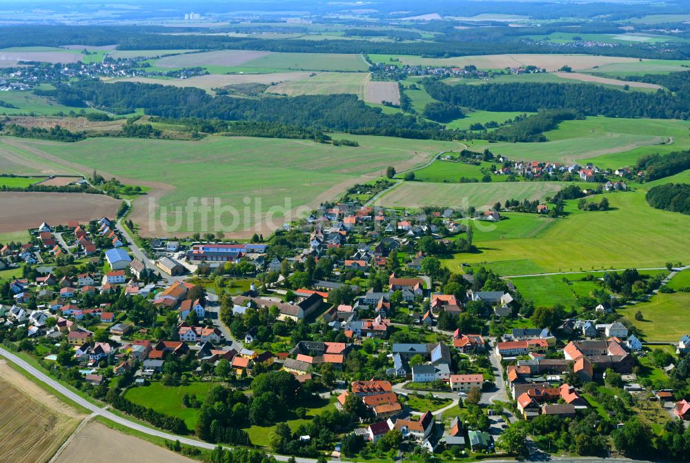 Wildetaube aus der Vogelperspektive: Ortsansicht am Rande von landwirtschaftlichen Feldern in Wildetaube im Bundesland Thüringen, Deutschland