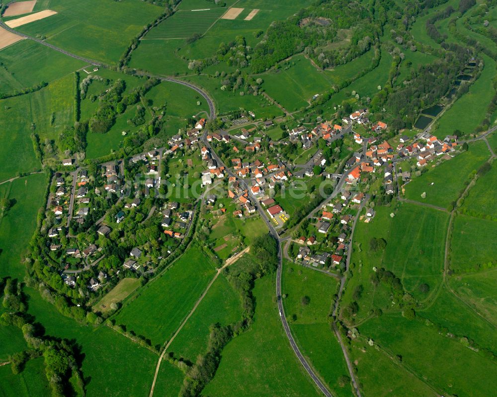 Luftaufnahme Wingershausen - Ortsansicht am Rande von landwirtschaftlichen Feldern in Wingershausen im Bundesland Hessen, Deutschland