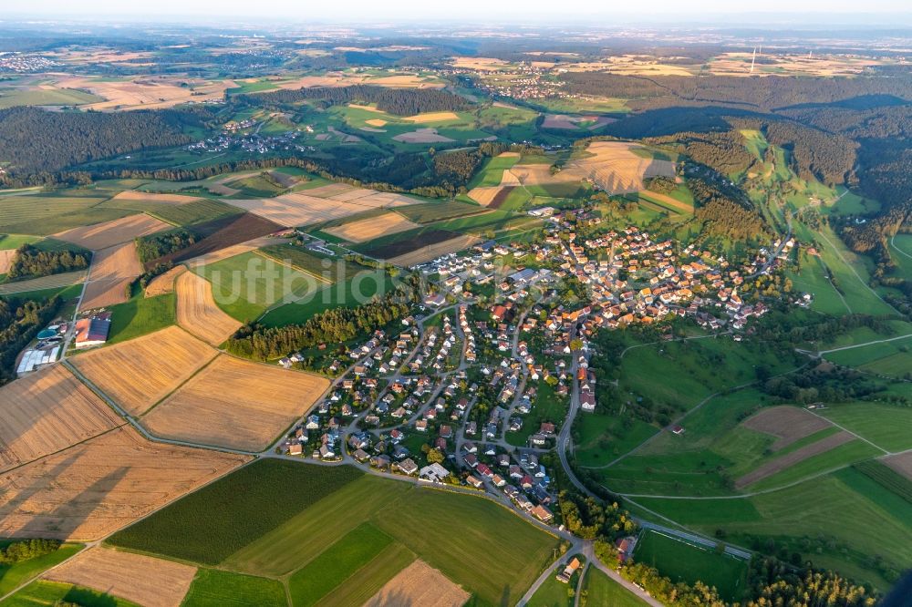 Luftaufnahme Wittendorf - Ortsansicht am Rande von landwirtschaftlichen Feldern in Wittendorf im Bundesland Baden-Württemberg, Deutschland