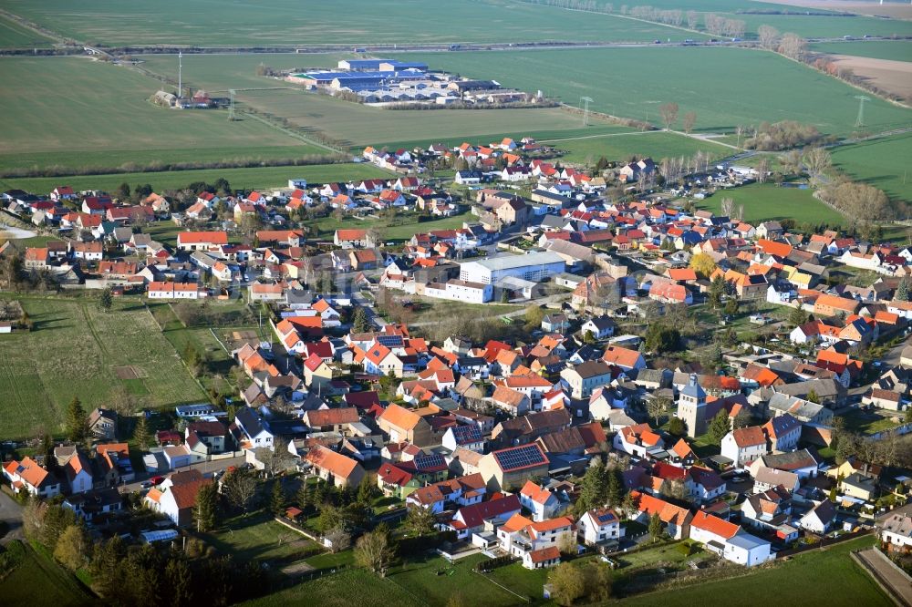 Wolferstedt aus der Vogelperspektive: Ortsansicht am Rande von landwirtschaftlichen Feldern in Wolferstedt im Bundesland Sachsen-Anhalt, Deutschland