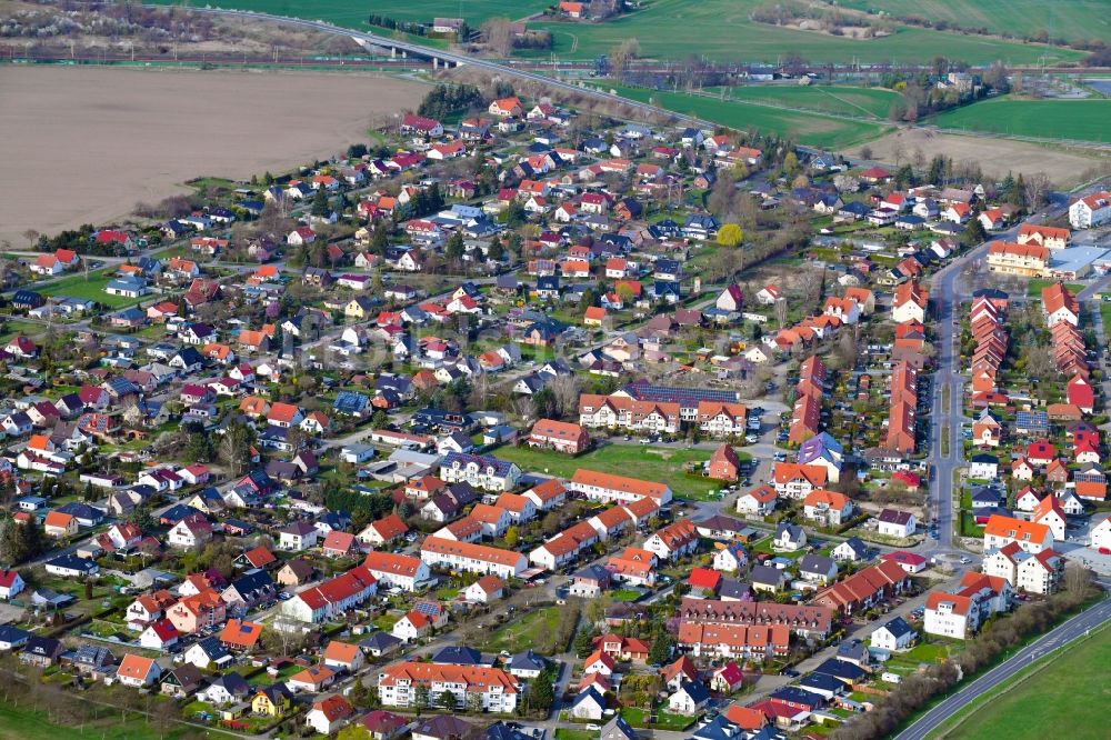 Luftaufnahme Wustermark - Ortsansicht am Rande von landwirtschaftlichen Feldern in Wustermark im Bundesland Brandenburg, Deutschland