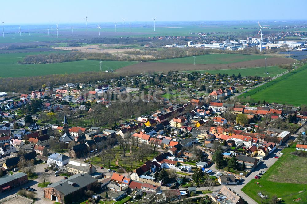 Zehmitz aus der Vogelperspektive: Ortsansicht am Rande von landwirtschaftlichen Feldern in Zehmitz im Bundesland Sachsen-Anhalt, Deutschland