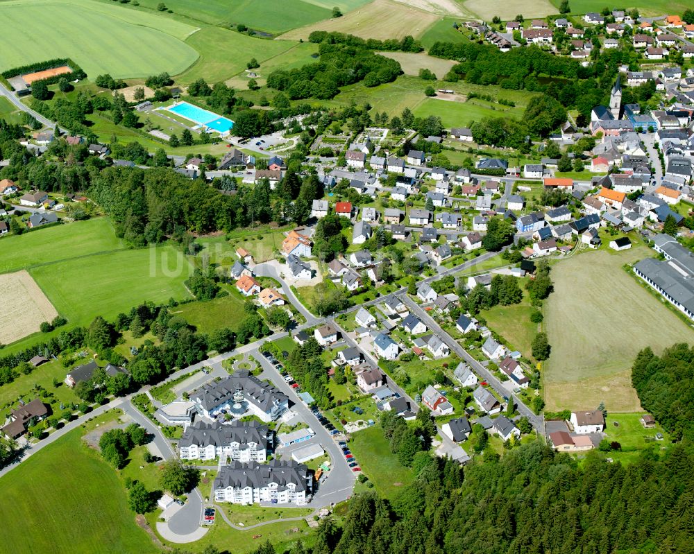 Luftaufnahme Zell im Fichtelgebirge - Ortsansicht am Rande von landwirtschaftlichen Feldern in Zell im Fichtelgebirge im Bundesland Bayern, Deutschland