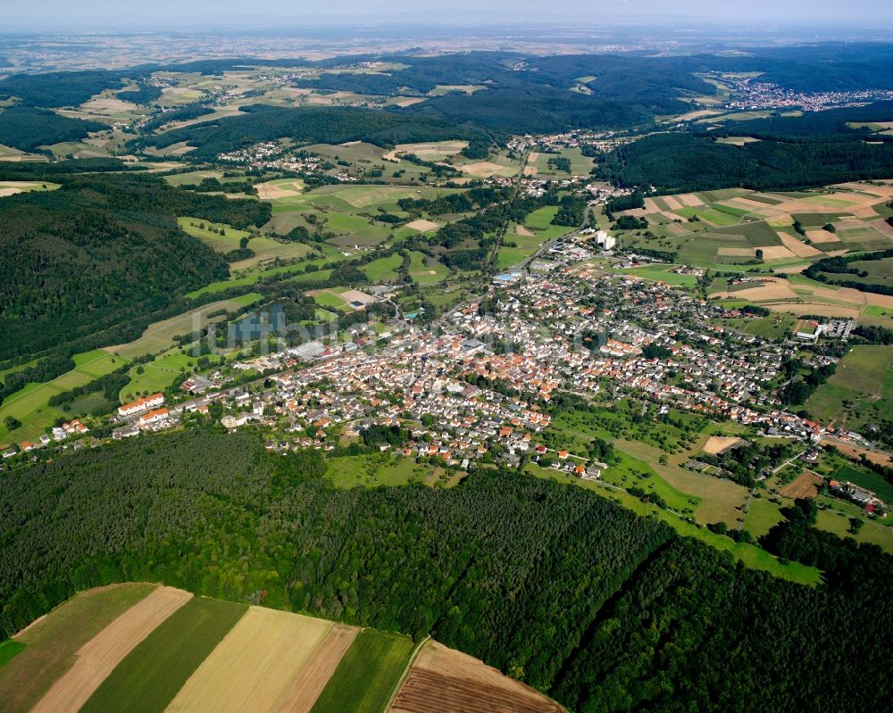 Zell aus der Vogelperspektive: Ortsansicht am Rande von landwirtschaftlichen Feldern in Zell im Bundesland Hessen, Deutschland