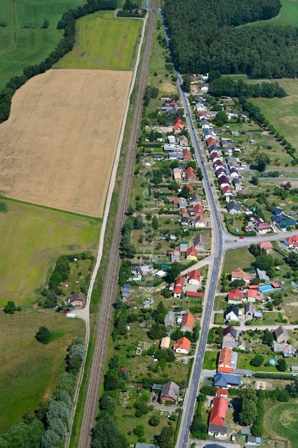 Luftbild Zernin - Ortsansicht am Rande von landwirtschaftlichen Feldern in Zernin im Bundesland Mecklenburg-Vorpommern, Deutschland