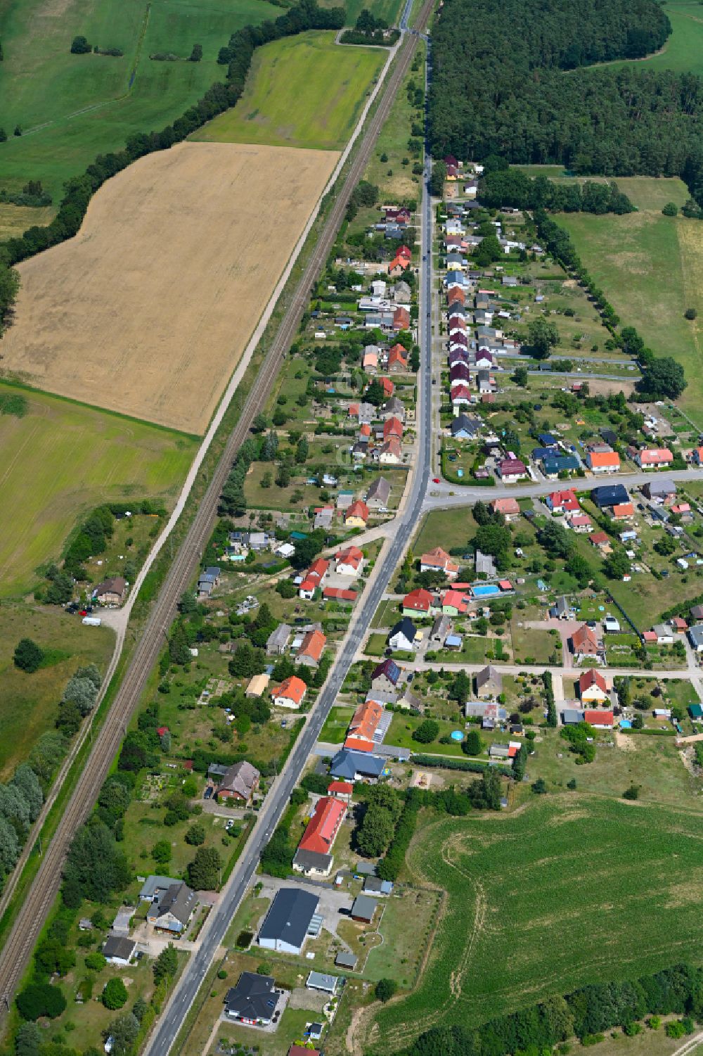 Luftaufnahme Zernin - Ortsansicht am Rande von landwirtschaftlichen Feldern in Zernin im Bundesland Mecklenburg-Vorpommern, Deutschland