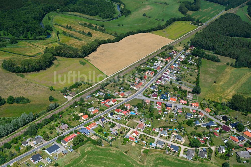 Zernin aus der Vogelperspektive: Ortsansicht am Rande von landwirtschaftlichen Feldern in Zernin im Bundesland Mecklenburg-Vorpommern, Deutschland