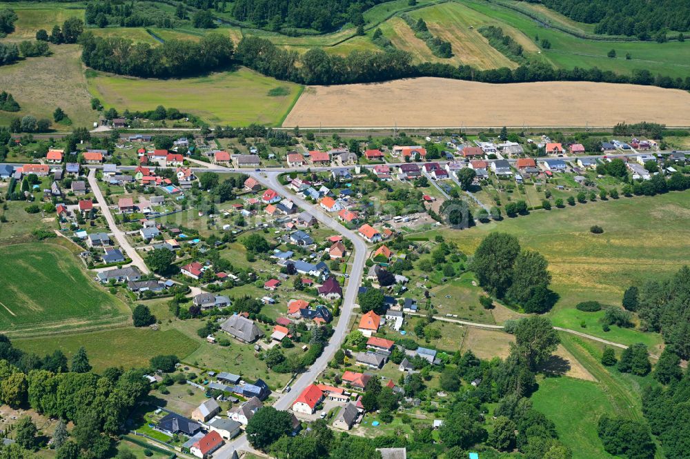 Luftbild Zernin - Ortsansicht am Rande von landwirtschaftlichen Feldern in Zernin im Bundesland Mecklenburg-Vorpommern, Deutschland