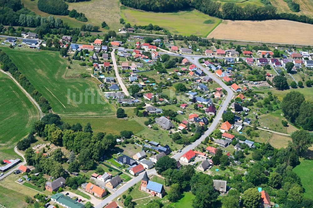 Luftaufnahme Zernin - Ortsansicht am Rande von landwirtschaftlichen Feldern in Zernin im Bundesland Mecklenburg-Vorpommern, Deutschland