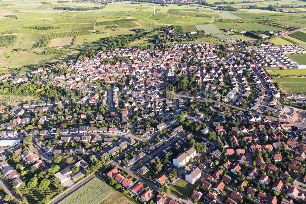 Zornheim aus der Vogelperspektive: Ortsansicht am Rande von landwirtschaftlichen Feldern in Zornheim im Bundesland Rheinland-Pfalz, Deutschland