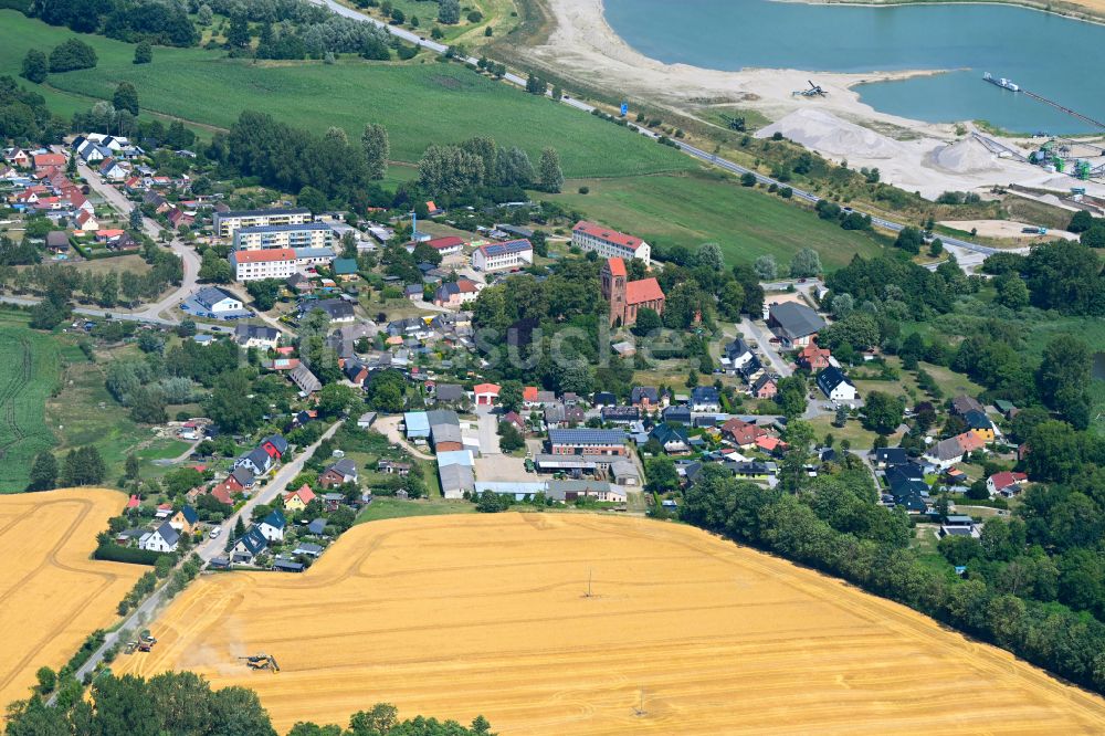 Luftaufnahme Zurow - Ortsansicht am Rande von landwirtschaftlichen Feldern in Zurow im Bundesland Mecklenburg-Vorpommern, Deutschland