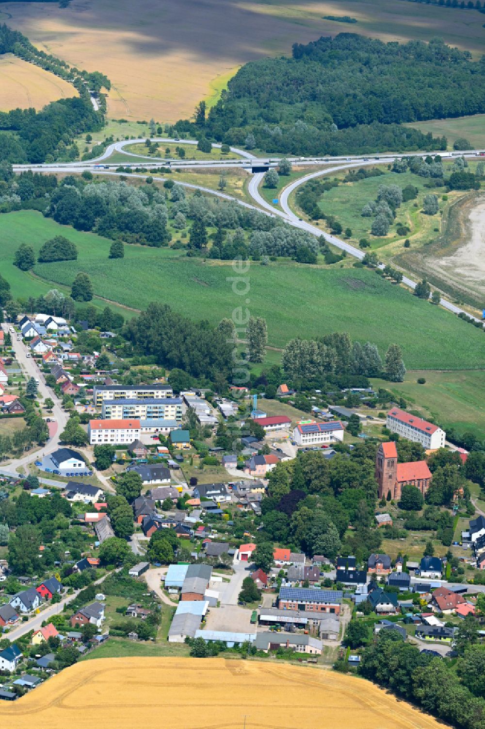 Zurow von oben - Ortsansicht am Rande von landwirtschaftlichen Feldern in Zurow im Bundesland Mecklenburg-Vorpommern, Deutschland