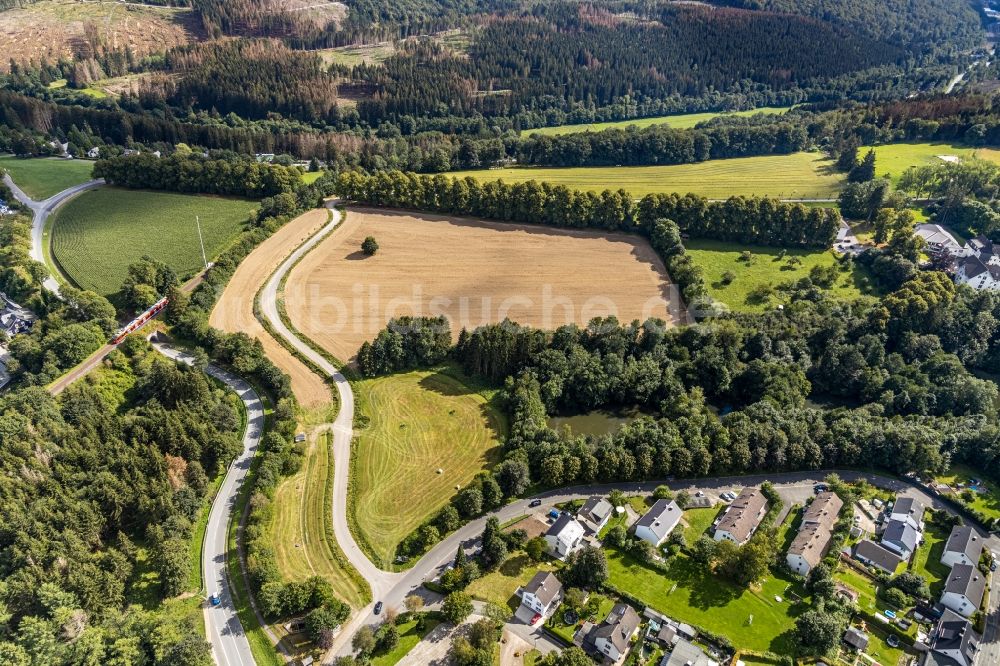 Brilon von oben - Ortsansicht am Rande von landwirtschaftlichen Feldern zwischen Gudenhagener Allee und Breslauer Straße im Ortsteil Gudenhagen in Brilon im Bundesland Nordrhein-Westfalen, Deutschland