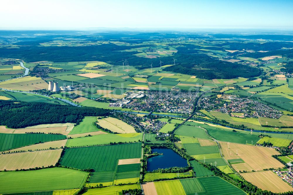 Luftbild Emmerthal - Ortsansicht und Reaktorblöcke, Kühlturmbauwerke KKW Kernkraftwerk Grohnde an der Weser im Abendrot in Grohnde im Bundesland Niedersachsen, Deutschland