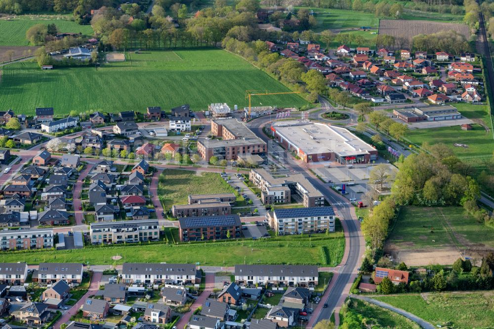 Luftbild Stade - Ortsansicht von Riensförde Heidesiedlung mir dem Famila Lebensmittelmarkt im Bundesland Niedersachsen, Deutschland