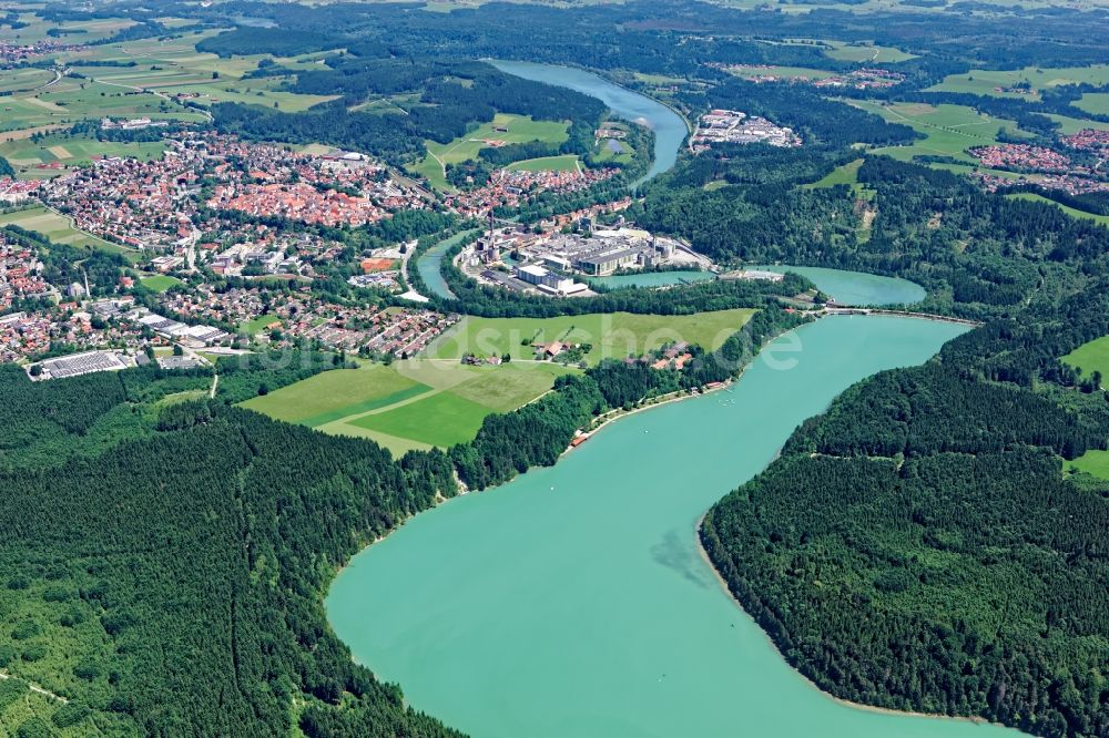 Schongau aus der Vogelperspektive: Ortsansicht von Schongau am gewundenen Flussverlauf des Lech im Bundesland Bayern, Deutschland