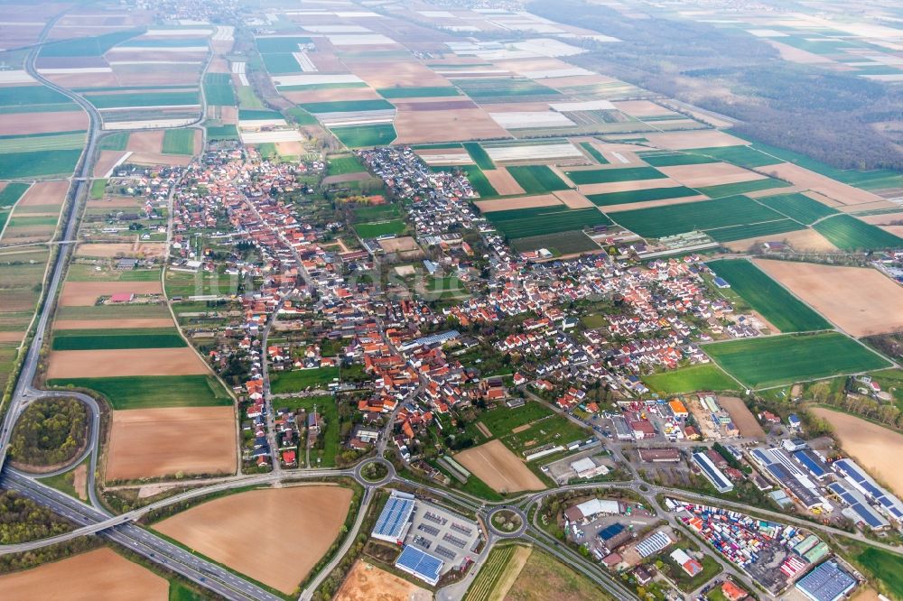 Schwegenheim aus der Vogelperspektive: Ortsansicht in Schwegenheim im Bundesland Rheinland-Pfalz, Deutschland