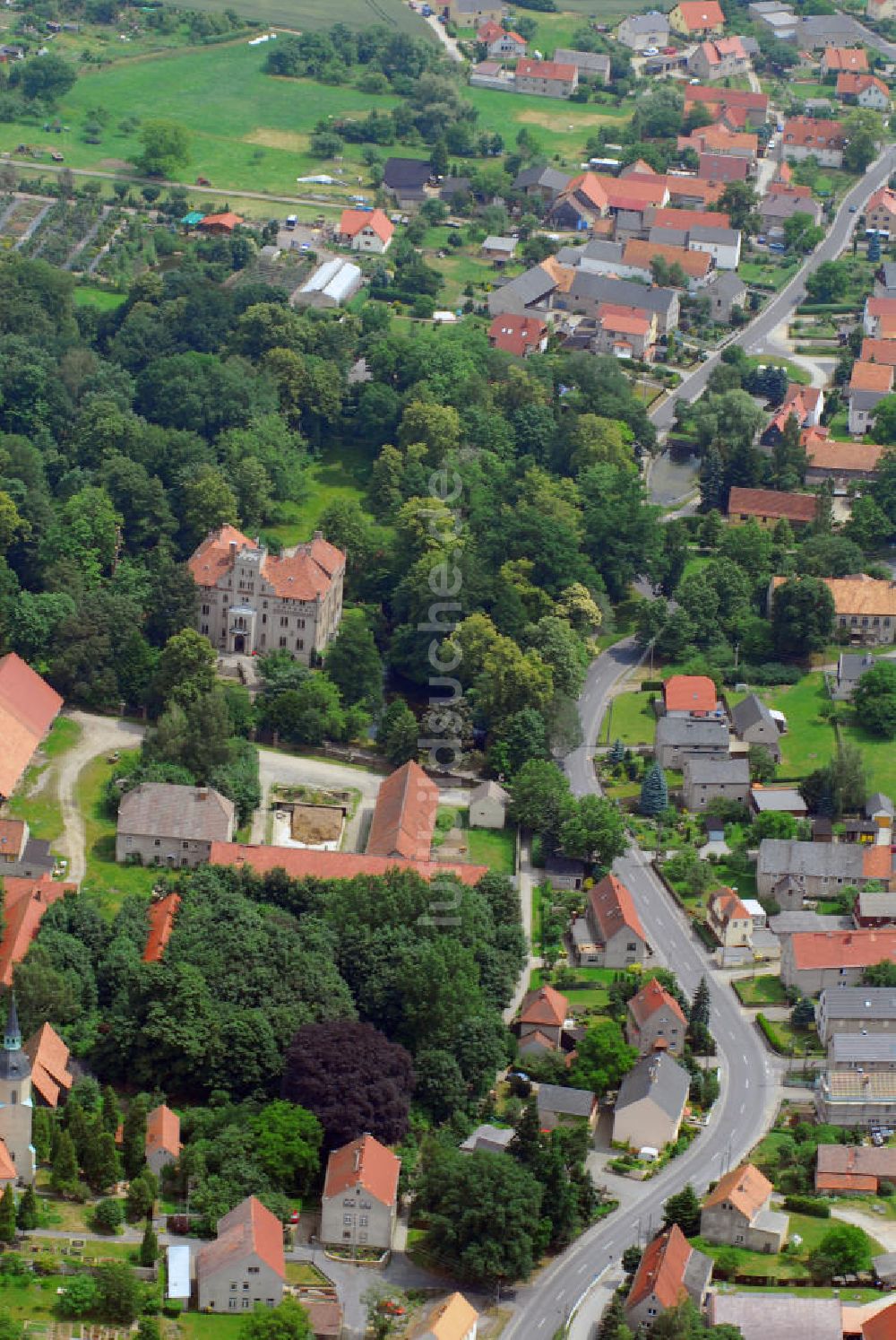 Luftaufnahme Wachau / OT Seifersdorf - Ortsansicht Seifersdorf bei Radeberg mit Blick auf das Schloss Seifersdorf