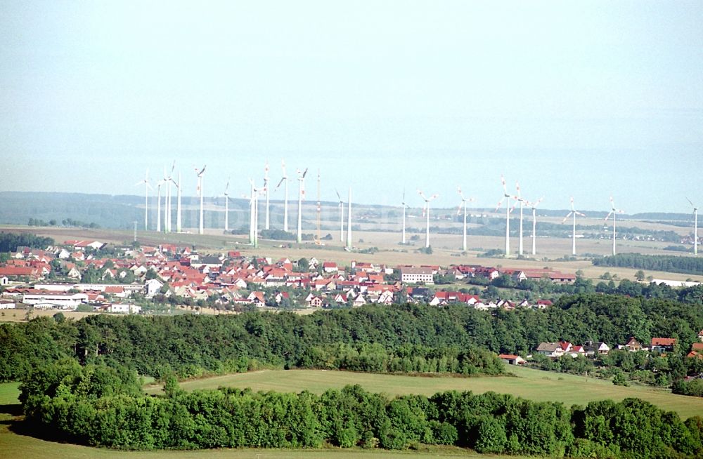 Dingelstädt von oben - Ortsansicht mit Silhouette einer Gruppe von Windkraftenergieanlagen in Dingelstädt im Bundesland Thüringen, Deutschland