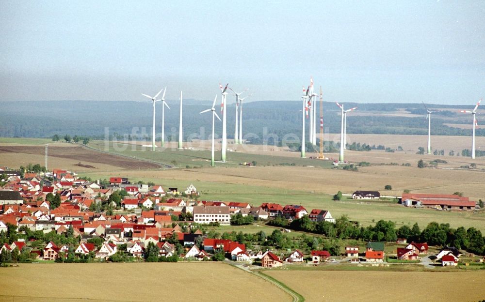 Dingelstädt aus der Vogelperspektive: Ortsansicht mit Silhouette einer Gruppe von Windkraftenergieanlagen in Dingelstädt im Bundesland Thüringen, Deutschland