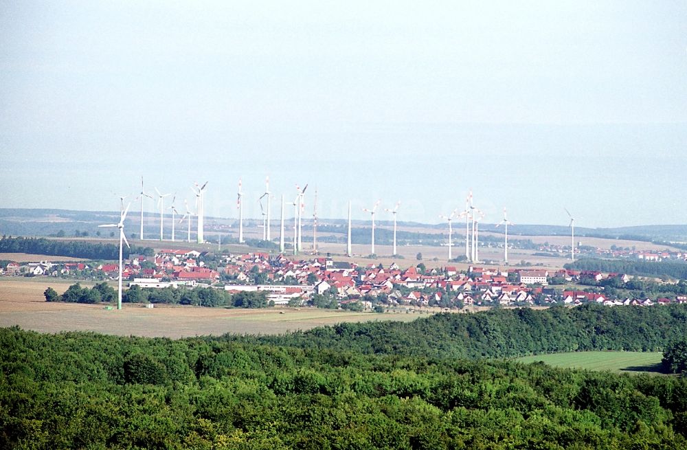 Luftbild Dingelstädt - Ortsansicht mit Silhouette einer Gruppe von Windkraftenergieanlagen in Dingelstädt im Bundesland Thüringen, Deutschland