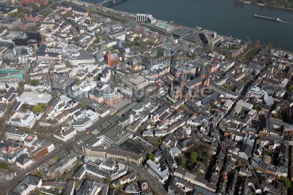 Mainz Altstadt von oben - Ortsansicht der Stadtmitte Mainz im Bundesland Rheinland-Pfalz