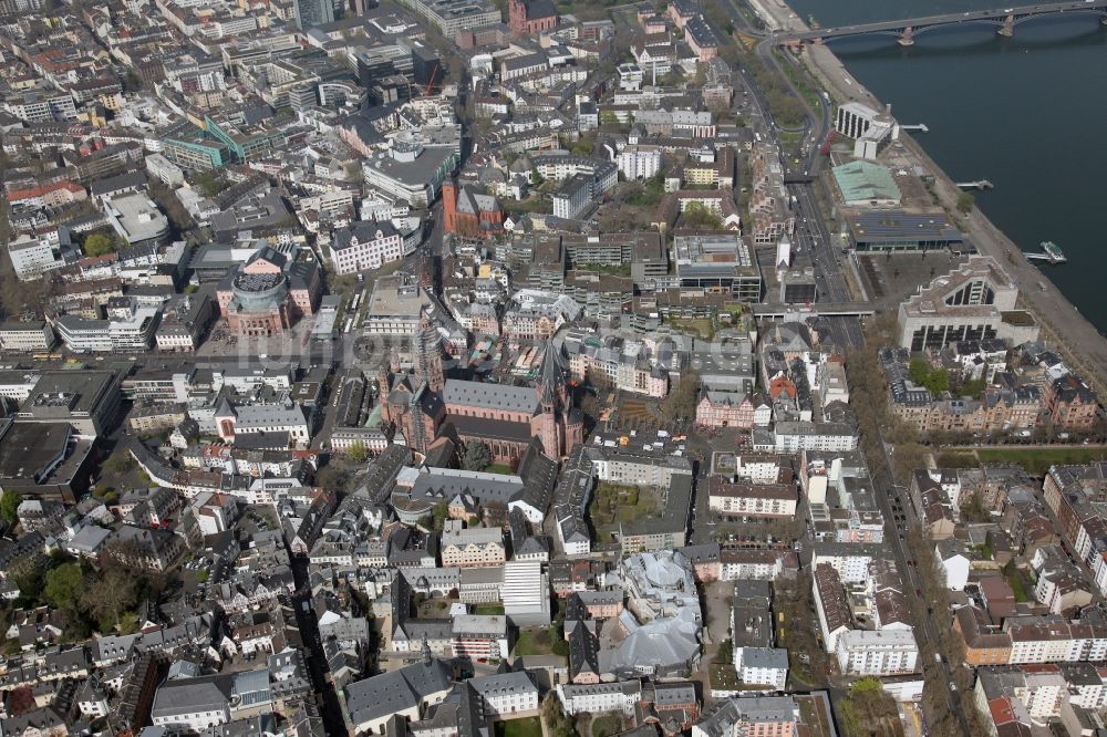 Mainz Altstadt aus der Vogelperspektive: Ortsansicht der Stadtmitte Mainz im Bundesland Rheinland-Pfalz