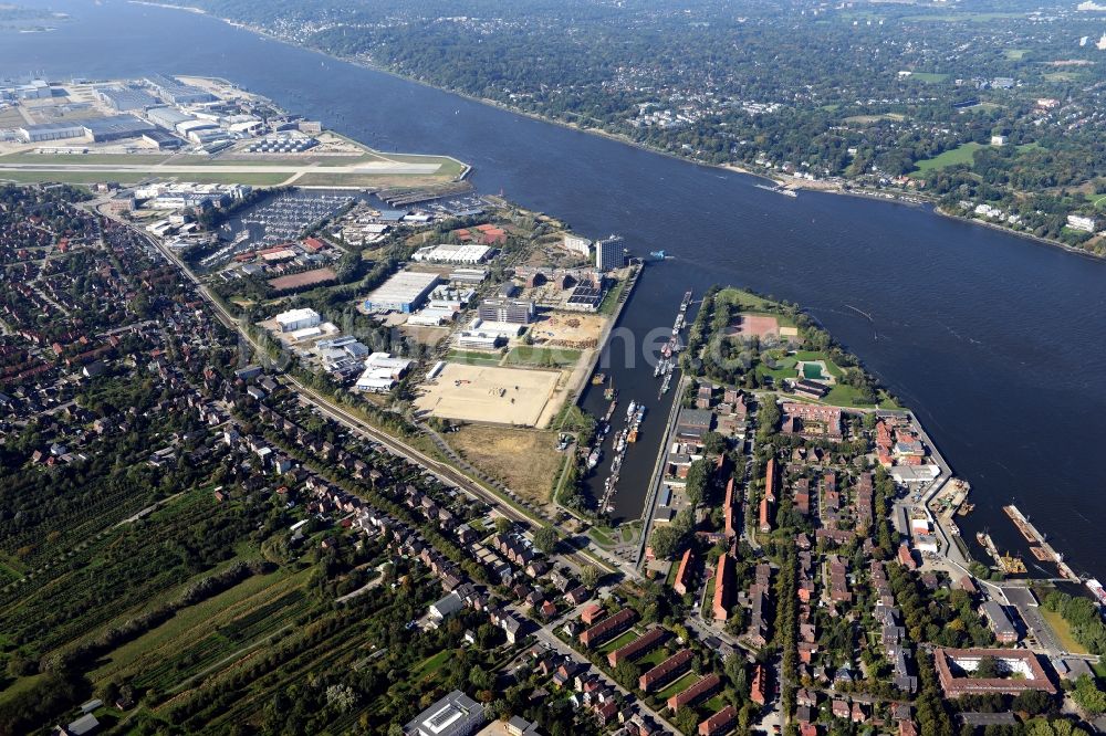 Luftaufnahme Hamburg - Ortsansicht von dem Stadtteil Finkenwerder am Ufer des Fluß- Verlaufs der Elbe in Hamburg