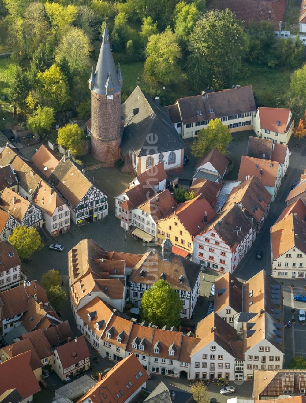 Ottweiler von oben - Ortsansicht des Stadtzentrums und der Innenstadt an der evangelischen Kirche von Ottweiler im Bundesland Saarland