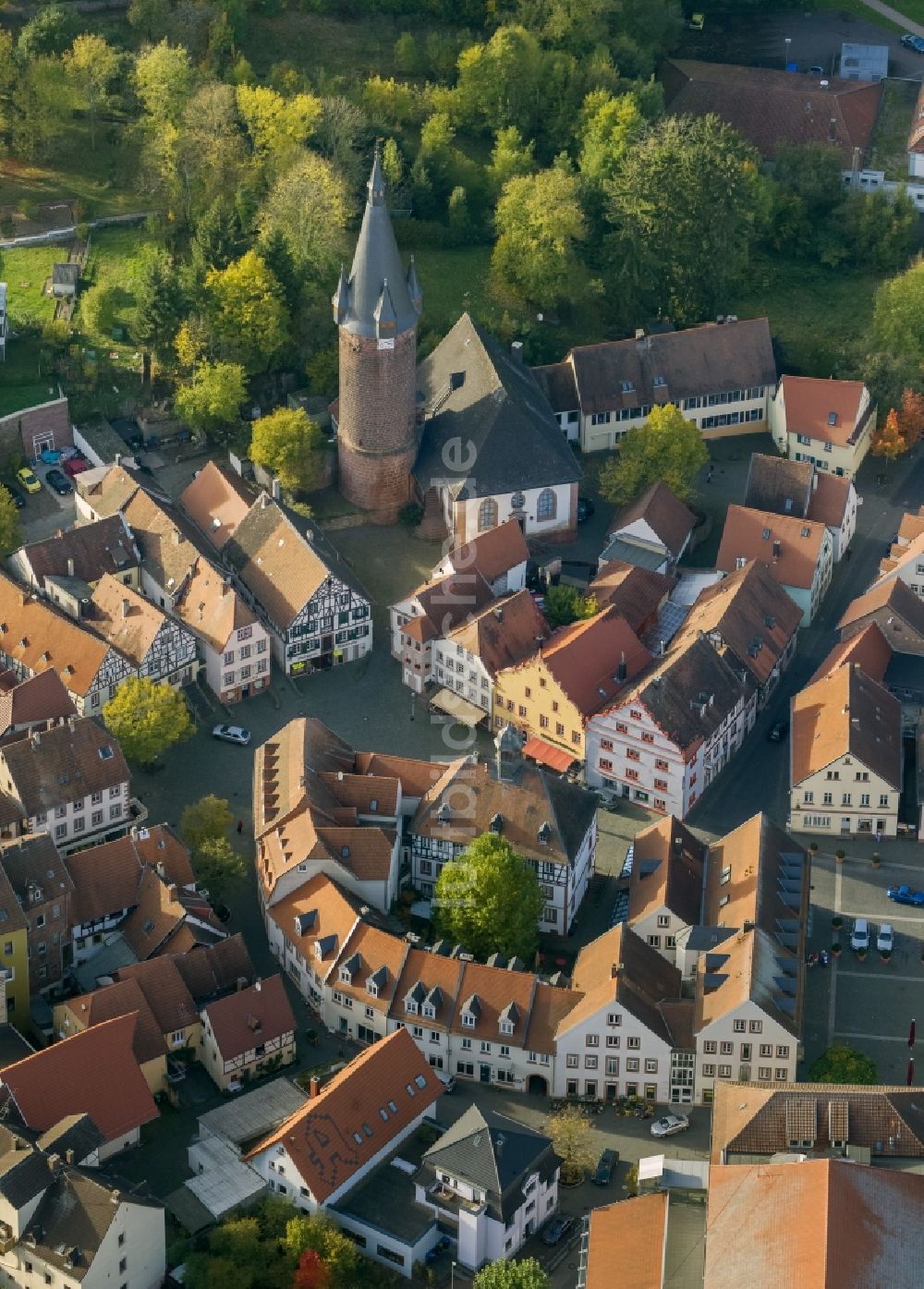 Ottweiler aus der Vogelperspektive: Ortsansicht des Stadtzentrums und der Innenstadt an der evangelischen Kirche von Ottweiler im Bundesland Saarland