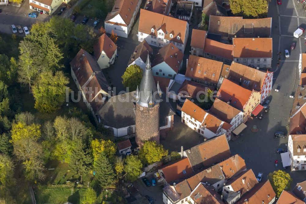 Ottweiler aus der Vogelperspektive: Ortsansicht des Stadtzentrums und der Innenstadt an der evangelischen Kirche von Ottweiler im Bundesland Saarland