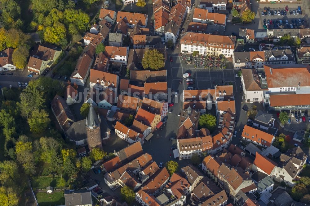 Luftbild Ottweiler - Ortsansicht des Stadtzentrums und der Innenstadt an der evangelischen Kirche von Ottweiler im Bundesland Saarland