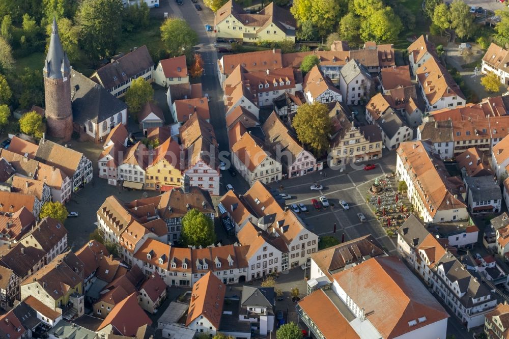 Ottweiler von oben - Ortsansicht des Stadtzentrums und der Innenstadt an der evangelischen Kirche von Ottweiler im Bundesland Saarland