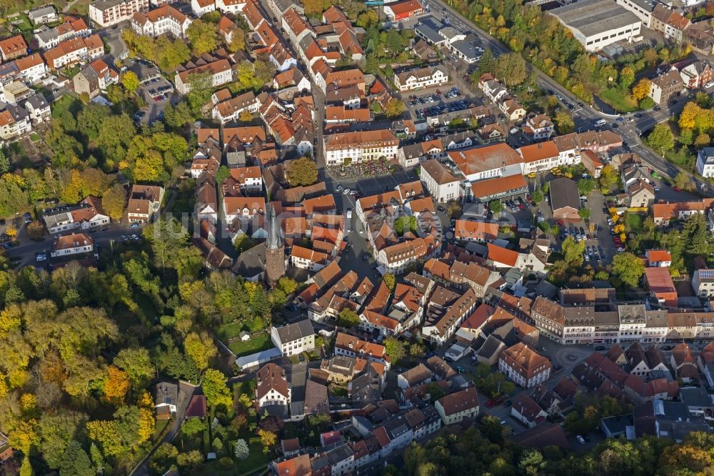 Ottweiler von oben - Ortsansicht des Stadtzentrums und der Innenstadt von Ottweiler im Bundesland Saarland