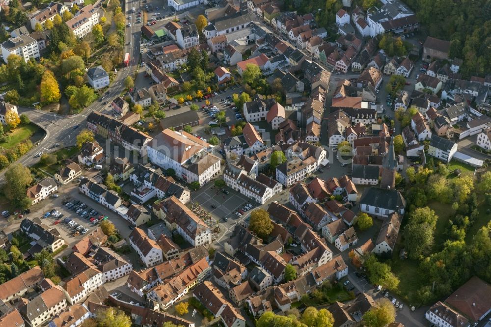 Ottweiler aus der Vogelperspektive: Ortsansicht des Stadtzentrums und der Innenstadt von Ottweiler im Bundesland Saarland