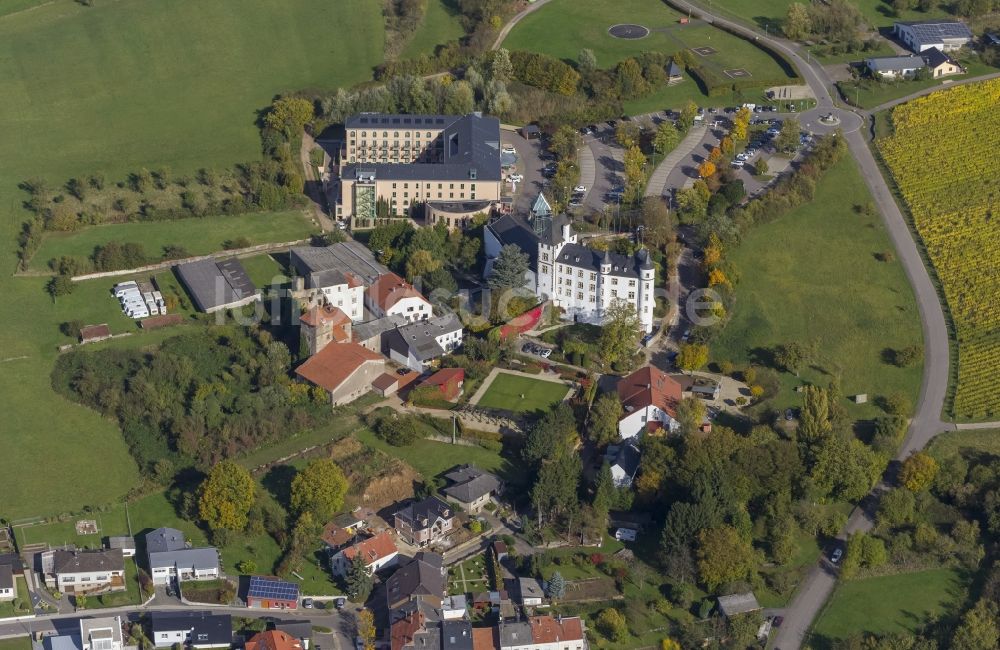 Perl OT Nennig aus der Vogelperspektive: Ortsansicht des Stadtzentrums mit dem Schloßberg in Nennig im Bundesland Saarland