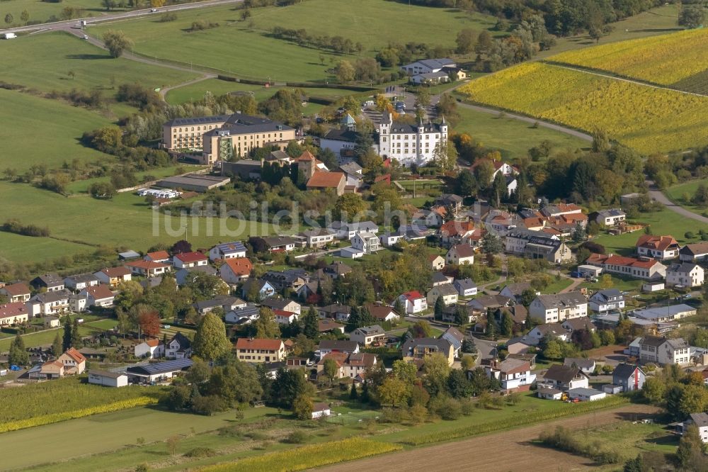 Luftbild Perl OT Nennig - Ortsansicht des Stadtzentrums mit dem Schloßberg in Nennig im Bundesland Saarland